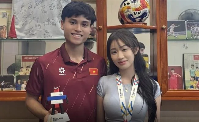 Điện thoại thông minh hiển thị giao diện ứng dụng cá cược thể thao hm88 nhà cái với các trận đấu trực tiếp và tùy chọn đặt cược